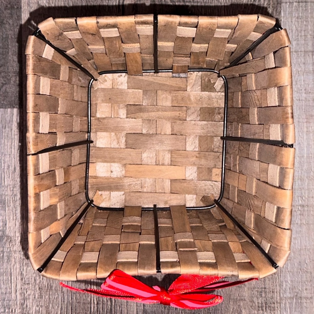 π Small Square Wicker Basket With Ribbon - Picture 3 of 5